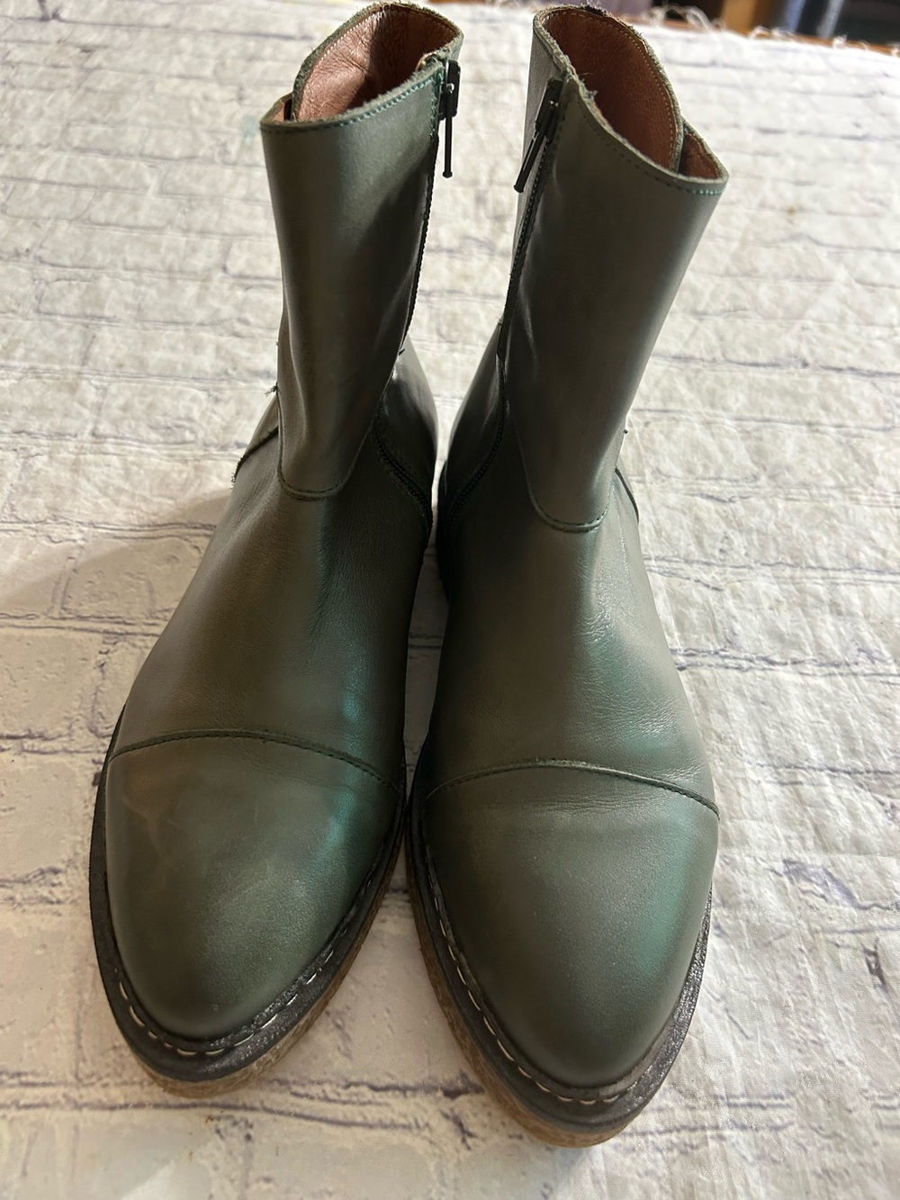 ERIC MICHAEL OLIVE GREEN LEATHER SIDE ZIP VELCRO SIDE RUBBER GUM SOLES BOOTS 37